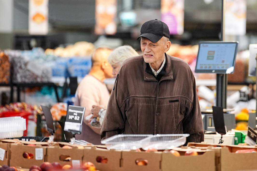 мужчина в магазине