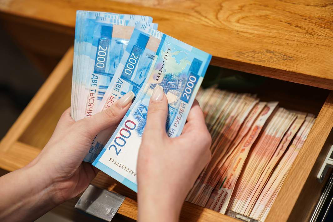 Банкноты номиналом две тысячи рублей