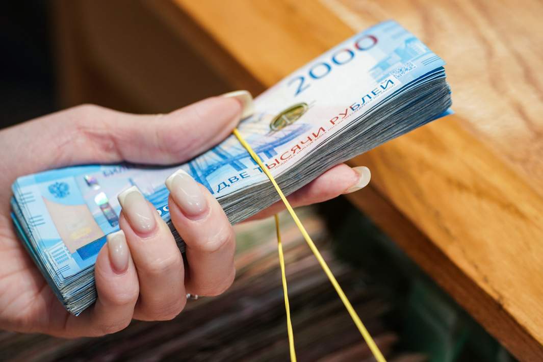 Банкноты номиналом две тысячи рублей