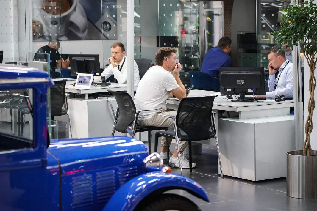 Мужчина покупает авто