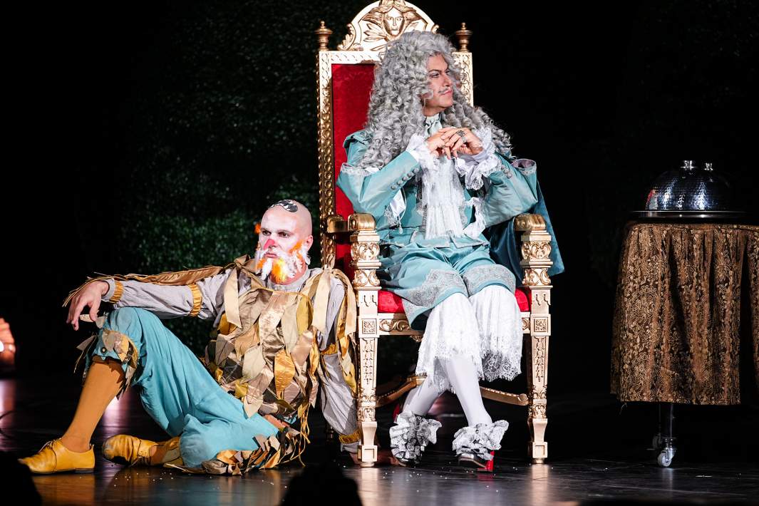 Актеры Андрей Кислицын в роли Шута и Максим Николаев (Николай Цискаридзе) в роли короля Франции Людовика Великого во время пресс-показа спектакля «Кабала святош» в МХТ имени А.П. Чехова