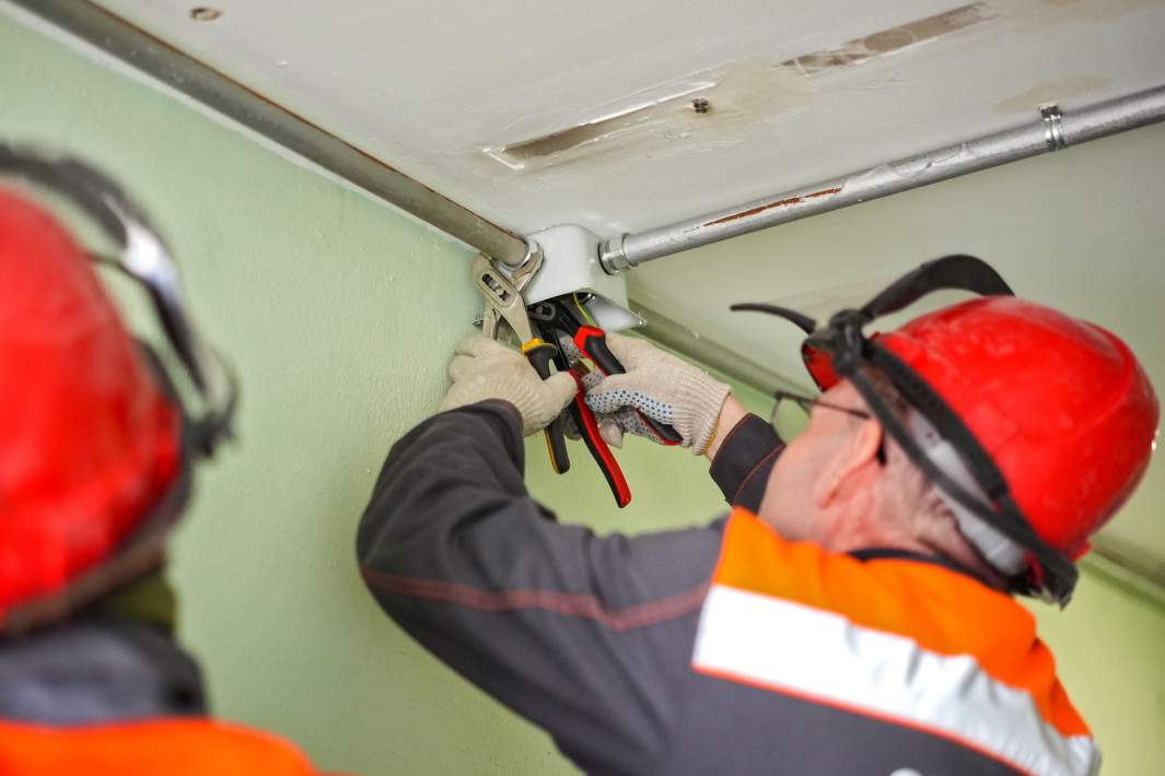 Электрик за работой 