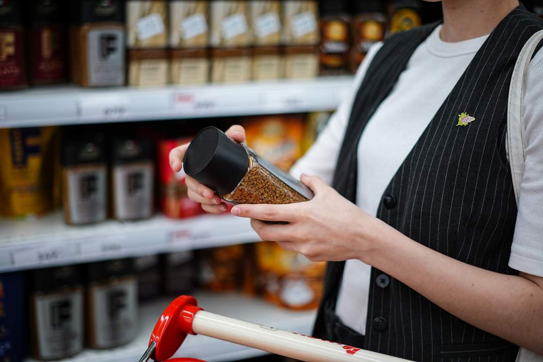 Женщина покупает кофе 