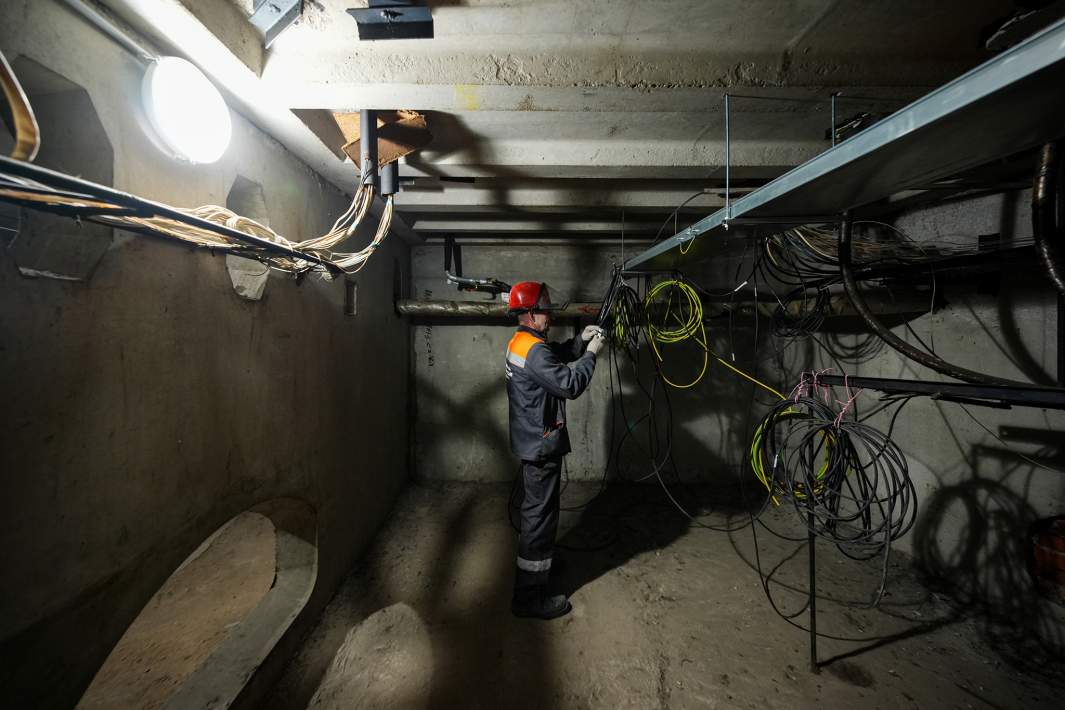 Электрик за работой 