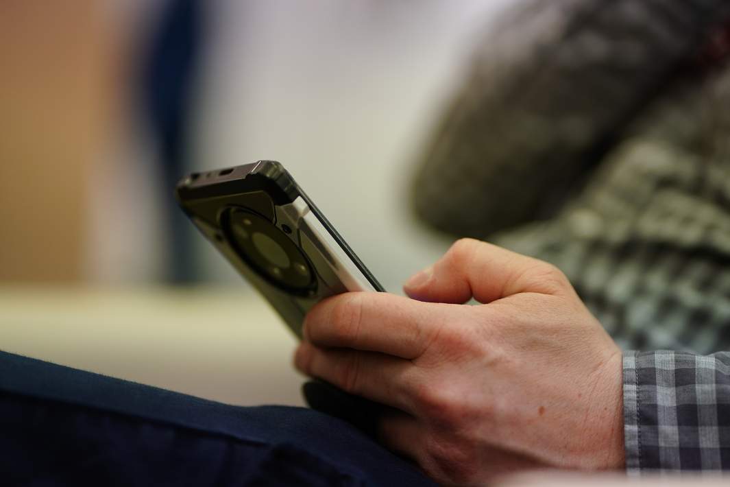 Мужчина держит телефон в руке 