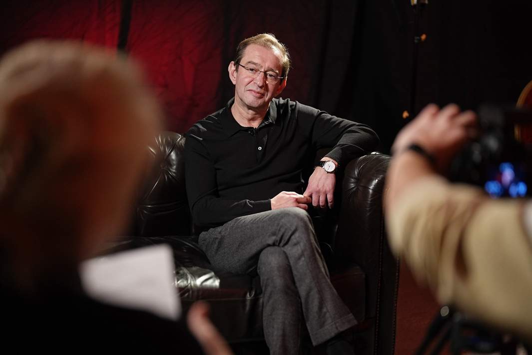 Художественный руководитель — директор МХТ им. А.П. Чехова Константин Хабенский во время интервью газете «Известия»