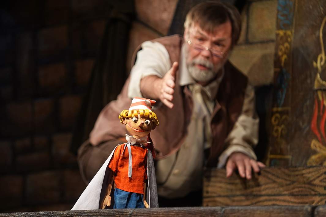 Артист Вячеслав Глушков в роли Папы Карло в постановке кукольного спектакля «Буратино» в Театре кукол им. Образцова