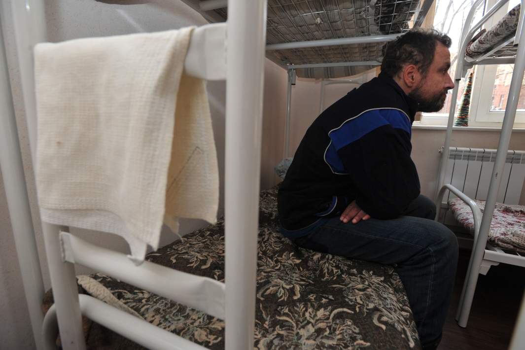 Человек без определенного места жительства в приюте