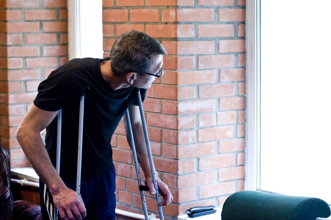 Мужчина на костылях