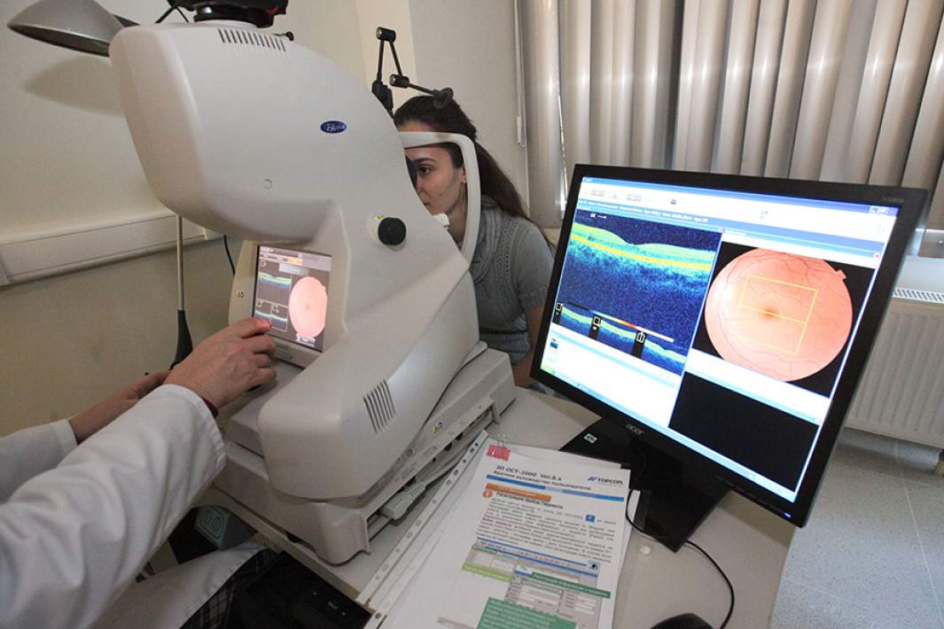 Врач-офтальмолог проводит обследование пациентки