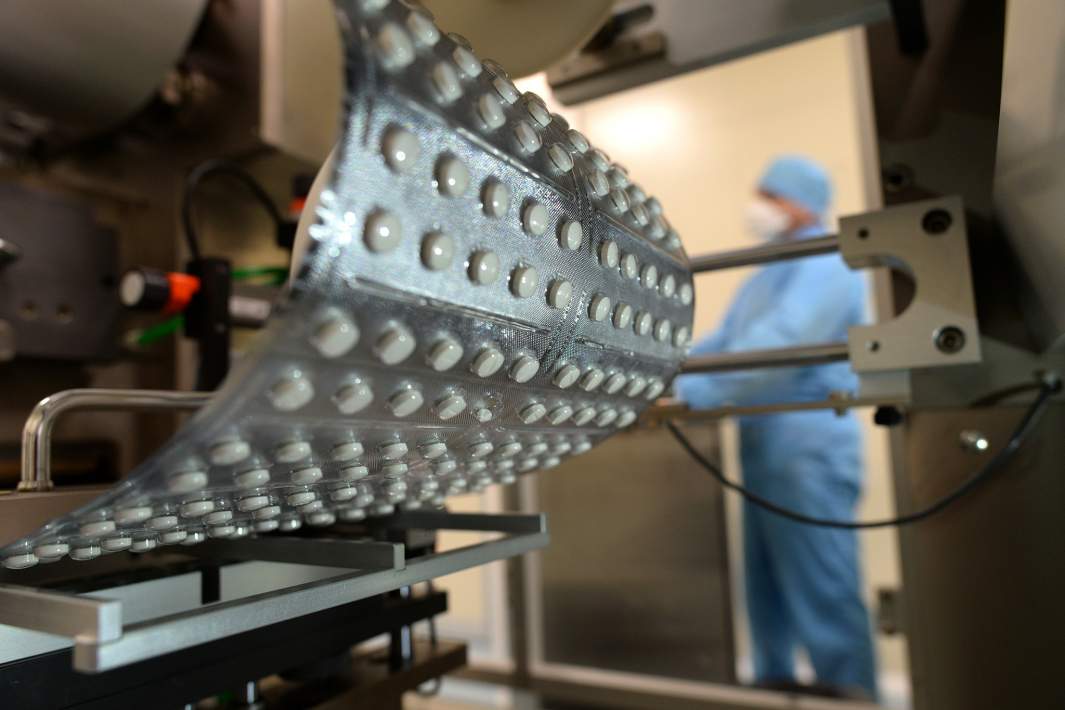 Упаковка таблеток на блистерной машине на фармацевтическом предприятии