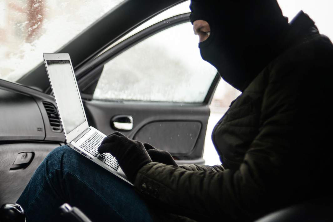 Хакер взламывает авто 