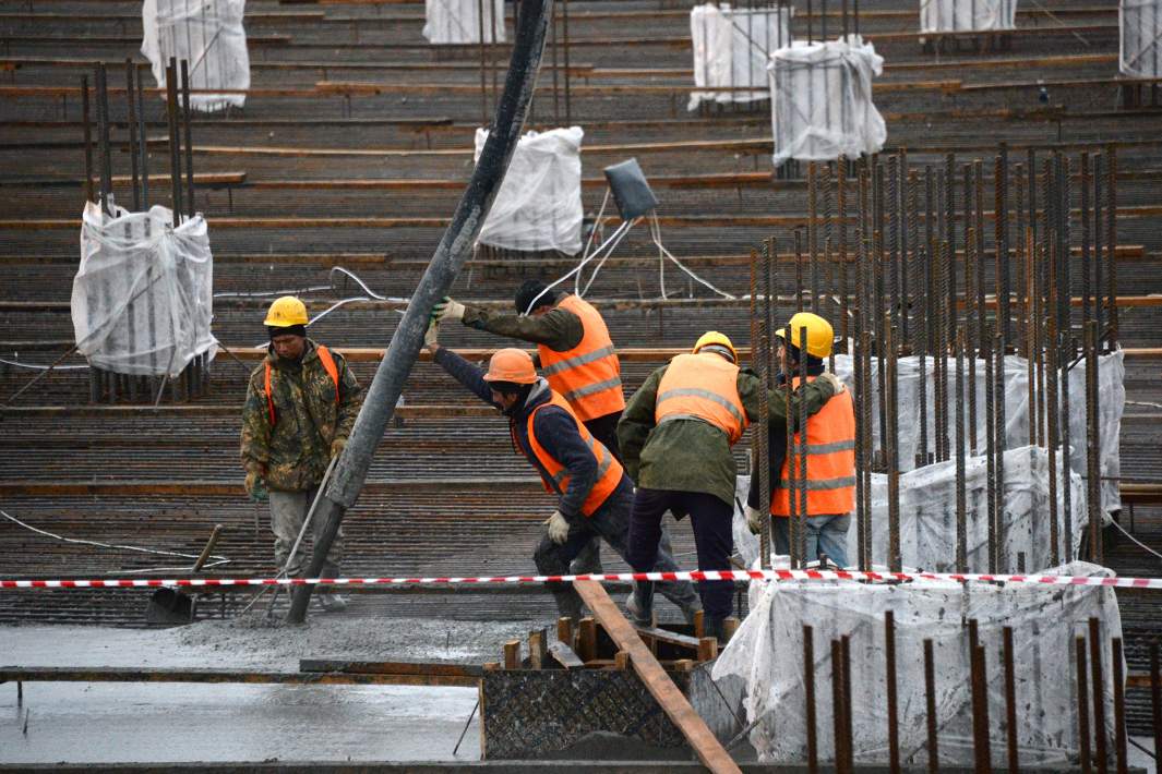 Заливка бетона на стройке 