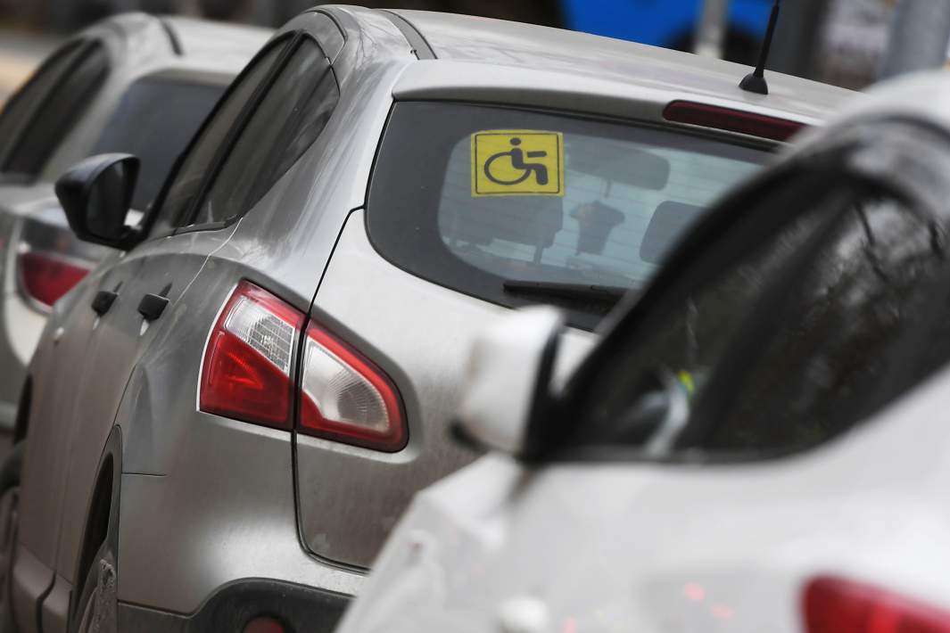 Машина со знаком инвалид 