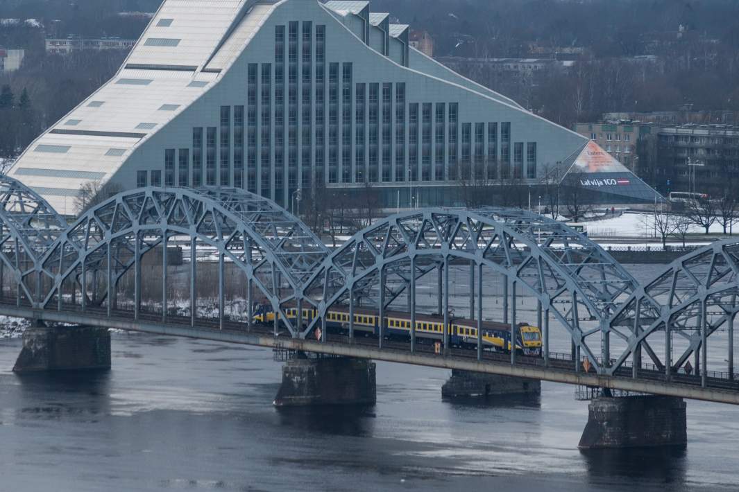 Железнодорожный мост и здание Латвийской национальной библиотеки в Риге