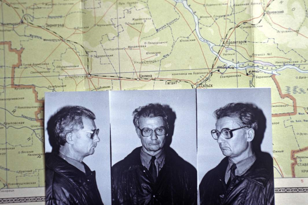 Фотографии Андрея Чикатило сразу после ареста на фоне карты района поиска