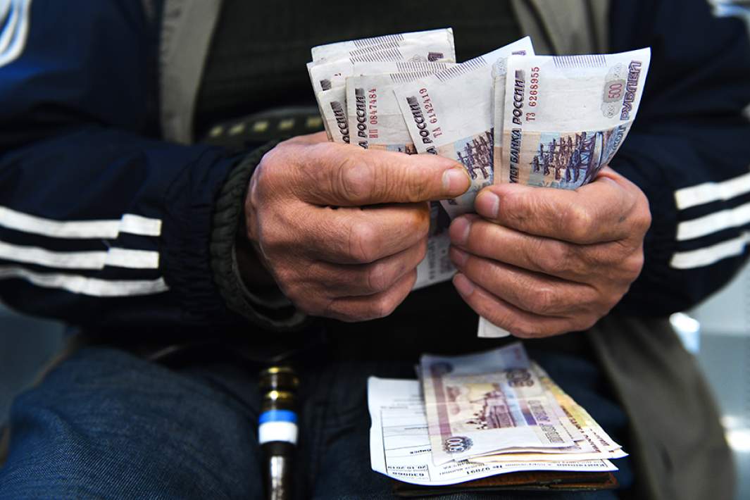 Мужчина пересчитывает деньги