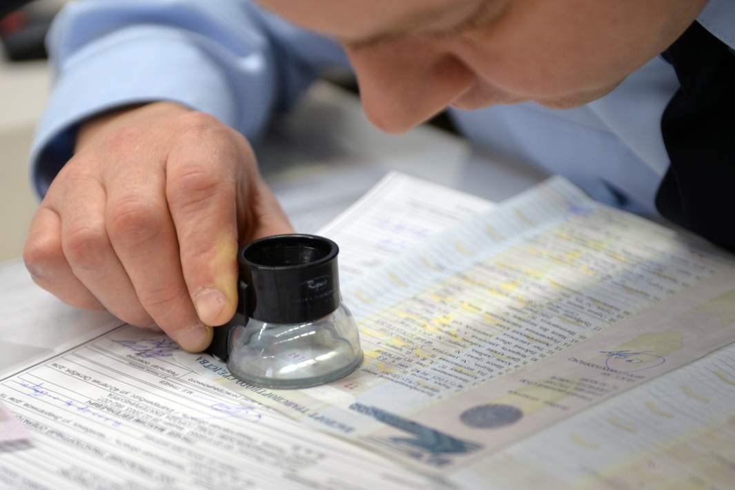 Сотрудник ГИБДД во время регистрации транспортного средства и оформления индивидуальных регистрационных знаков