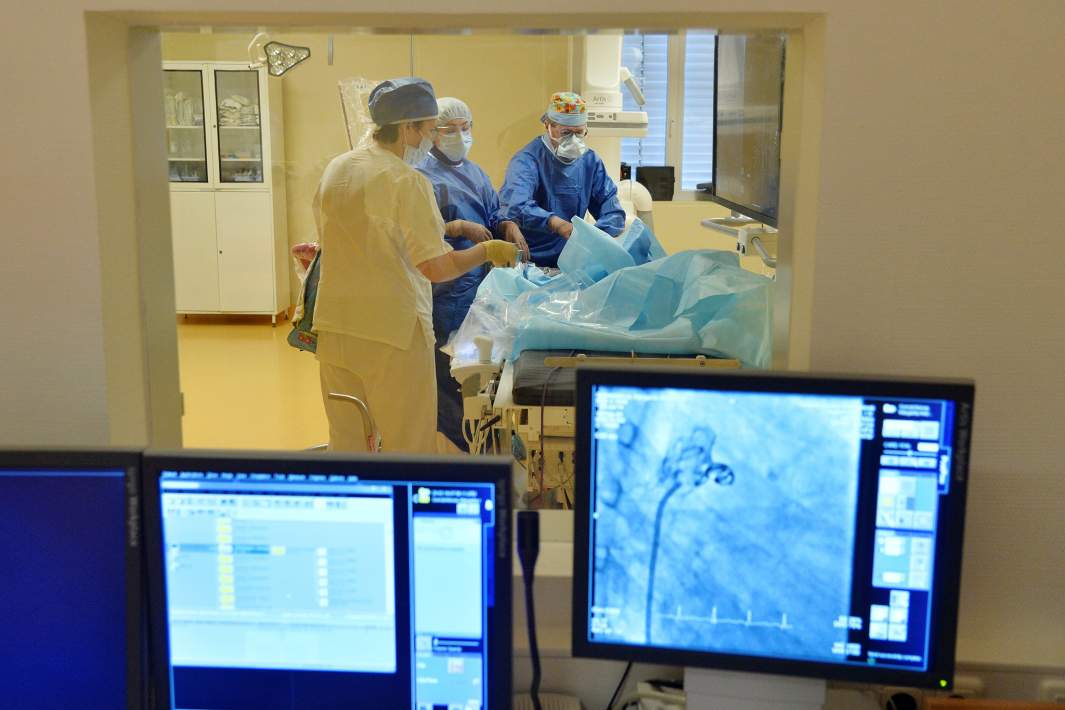 Врачи во время операции в операционно-ангиографическом комплексе федерального центра сердечно-сосудистой хирургии в Челябинске