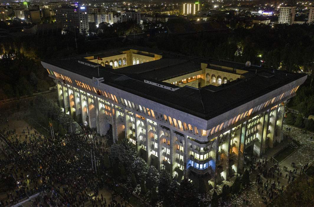 Участники акции протеста у здания Белого дома в Бишкеке 6 октября 2020 года