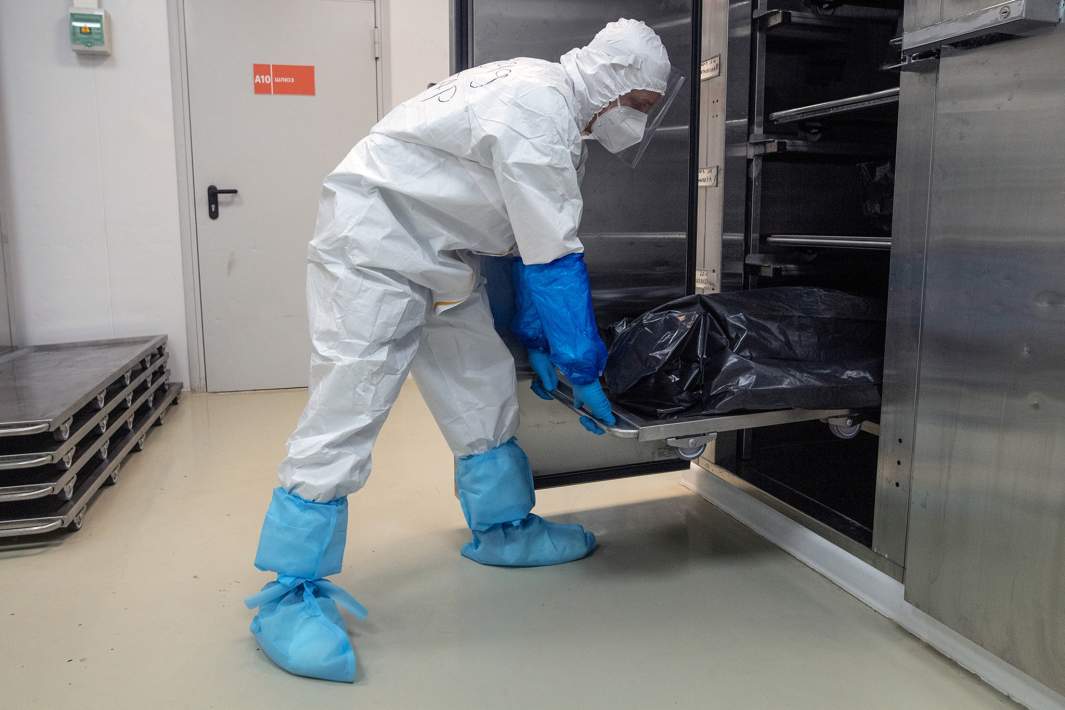 Судмедэксперт в морге 