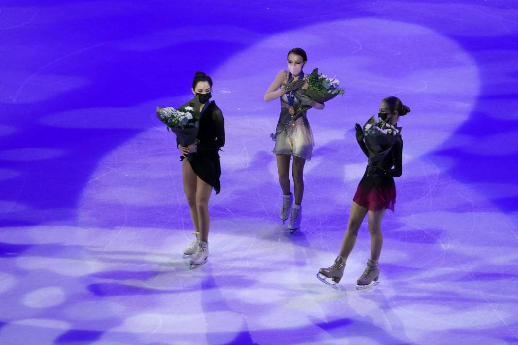 Призеры произвольной программы одиночного женского катания на чемпионате мира по фигурному катанию в Стокгольме на церемонии награждения (слева направо): Елизавета Туктамышева — серебряная медаль, Анна Щербакова — золотая медаль, Александра Трусова — бронзовая медаль. 2021 год