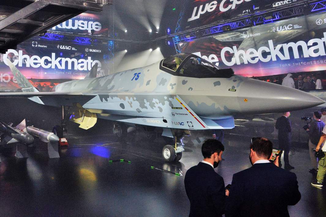 Российский истребитель пятого поколения Су-75 Checkmate, представленный на авиакосмическом салоне Dubai Airshow 2021 в Дубае