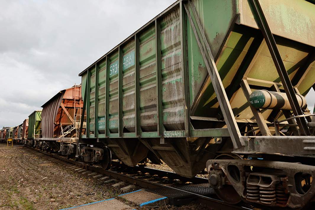 Грузовой поезд с цементом 