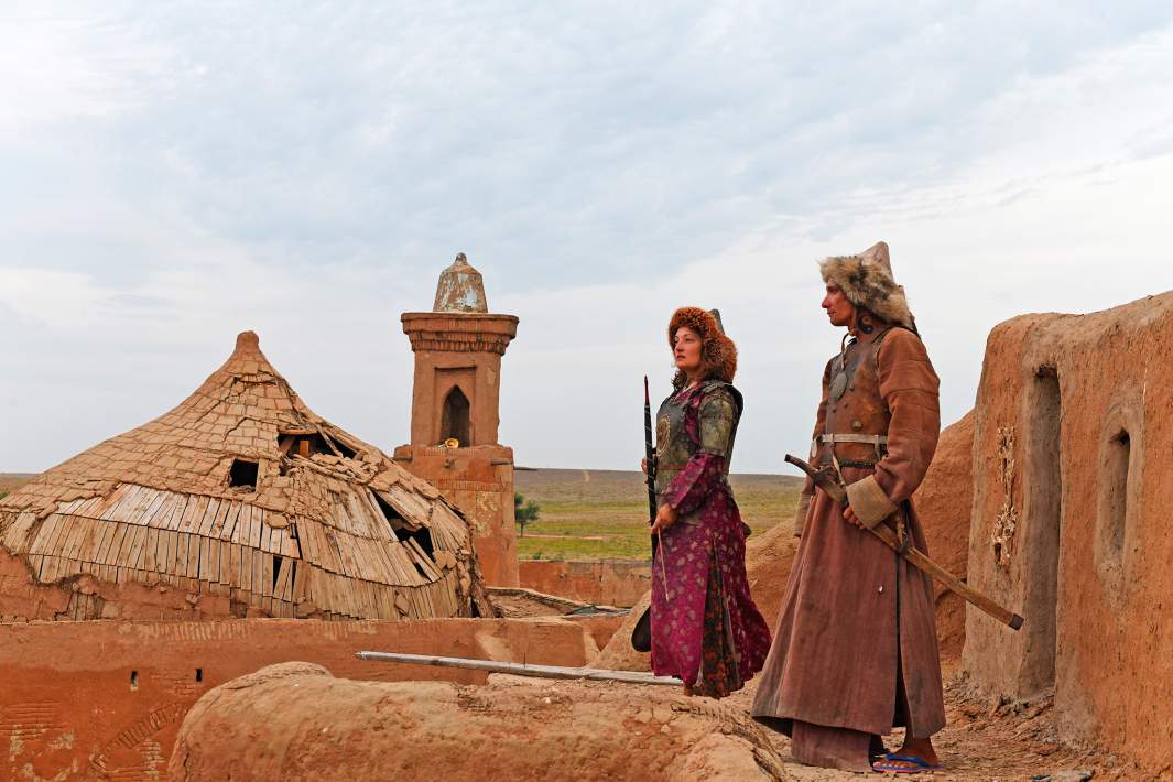 Туристы в национальных монгольских костюмах на территории культурно-исторического центра «Сарай-Бату» в Харабалинском районе Астраханской области