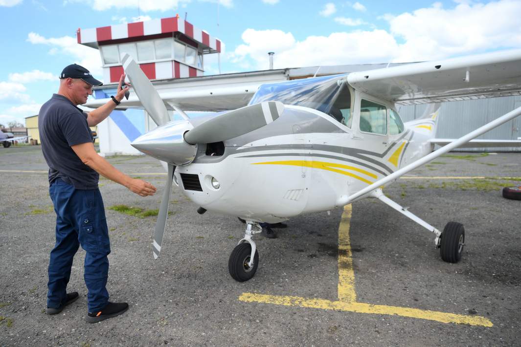 Экипаж у самолета Cessna 182P Skylane II