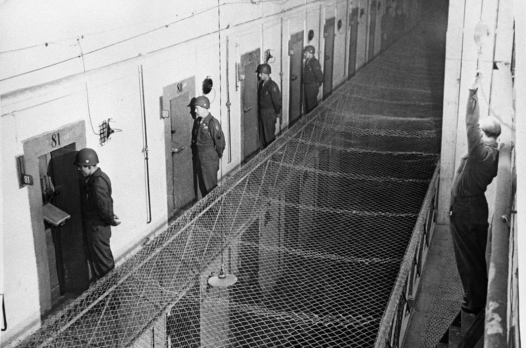 Вид на коридор тюрьмы Нюрнберга, где содержались главные нацистские преступники. За ними велось круглосуточное наблюдение 
