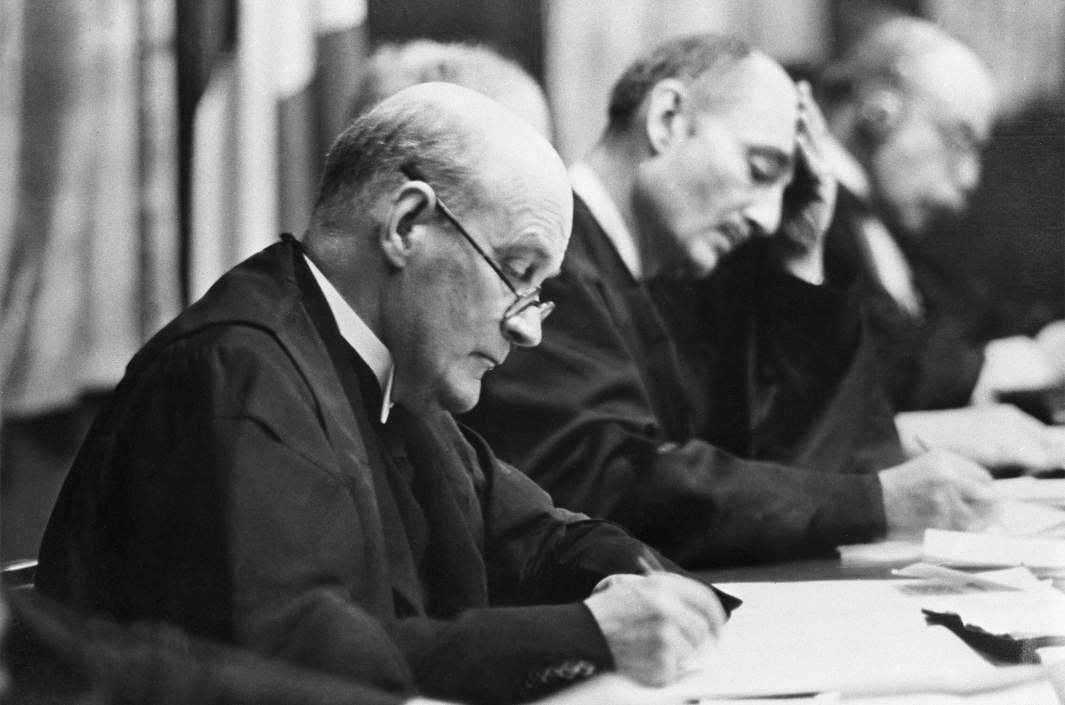 Судьи Международного военного трибунала за работой во Дворце юстиции. Слева - лорд юстиции Джеффри Лоренс (Великобритания) — председатель Международного военного трибунала