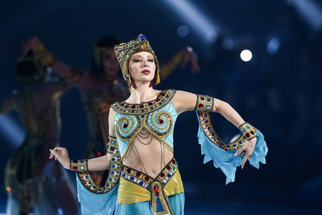 Елизавета Туктамышева выступает на творческом вечере «Больше, чем шоу» в многофункциональном спортивном комплексе «Навка Арена» в Москве. 2025 год