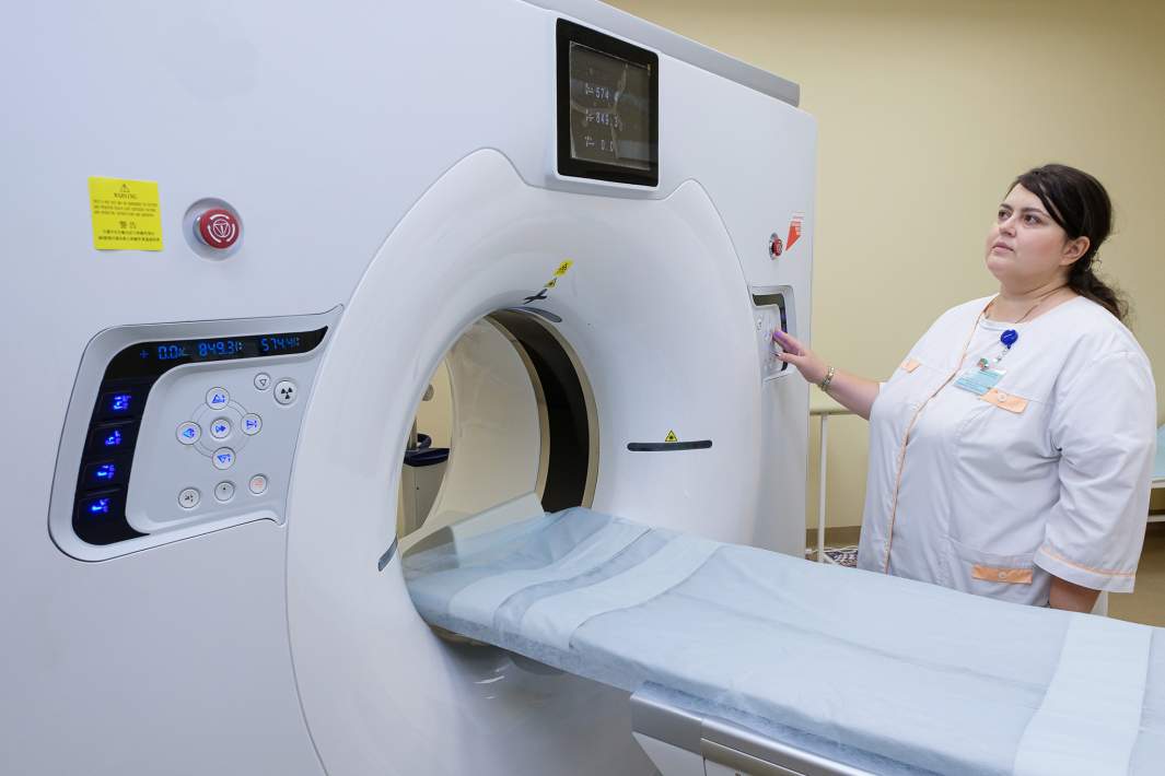 Сотрудница настраивает аппарат МРТ в Запорожском областном онкологическом центре в Мелитополе