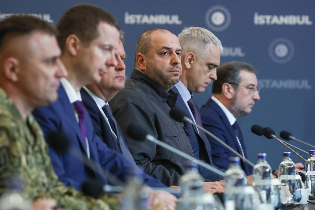 Украинская делегация на переговорах с представителями России во дворце Чираган в Стамбуле