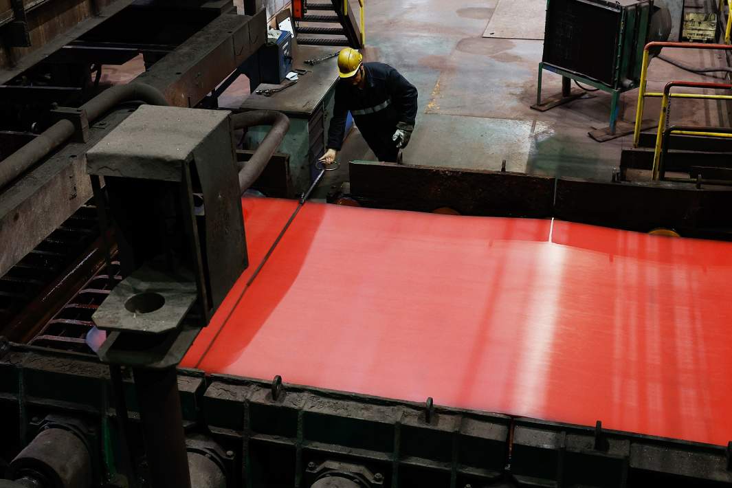 Рабочий в цехе металлургического завода