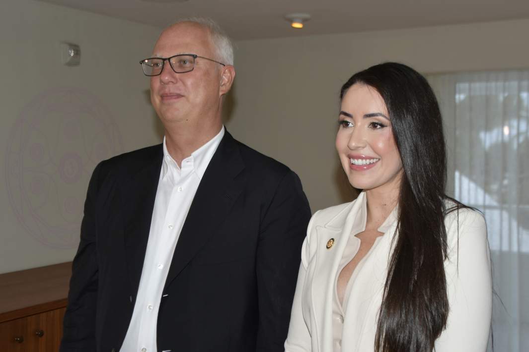 Спецпредставитель президента РФ по экономическому сотрудничеству с зарубежными странами Кирилл Дмитриев и член палаты представителей конгресса США Анна Паулина Луна во время встречи в Майами