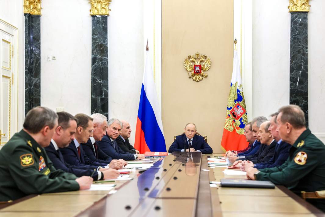 Владимир Путин проводит оперативное совещание с постоянными членами Совета безопасности РФ