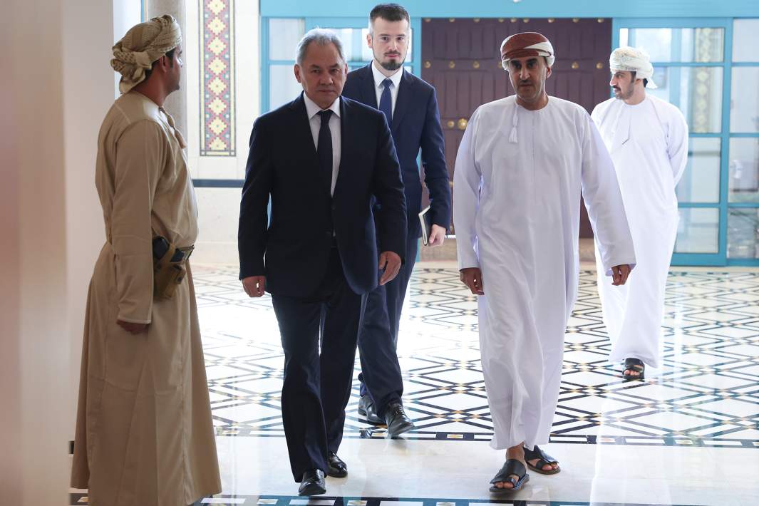 Секретарь Совета безопасности РФ Сергей Шойгу и генеральный секретарь Совета национальной безопасности Омана Идрис аль-Кинди во время встречи в Маскате