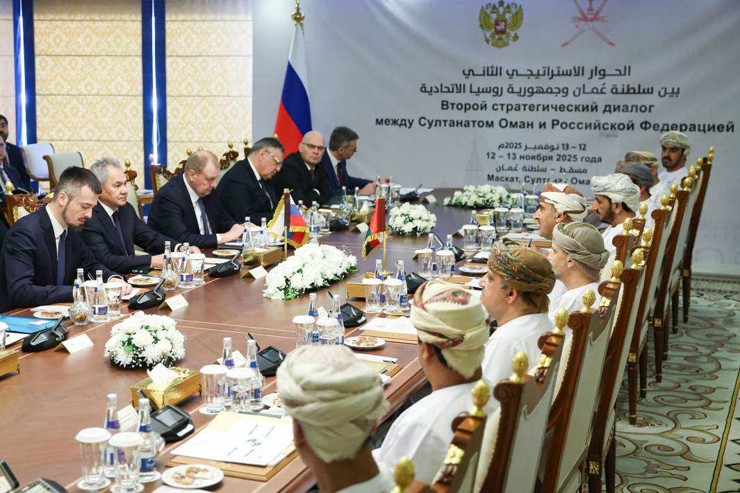Секретарь Совета безопасности РФ Сергей Шойгу и генеральный секретарь Совета национальной безопасности Омана Идрис аль-Кинди во время второго стратегического диалога между Оманом и РФ в Маскате