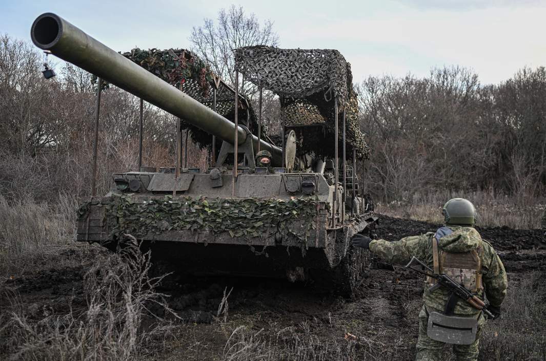Работа расчета самоходной пушки 2С7 «Пион» 45-й артиллерийской бригады большой мощности группировки войск «Запад» на Купянском участке фронта