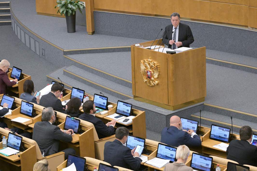 Председатель комитета Государственной думы РФ по бюджету и налогам Андрей Макаров выступает на пленарном заседании Государственной думы РФ