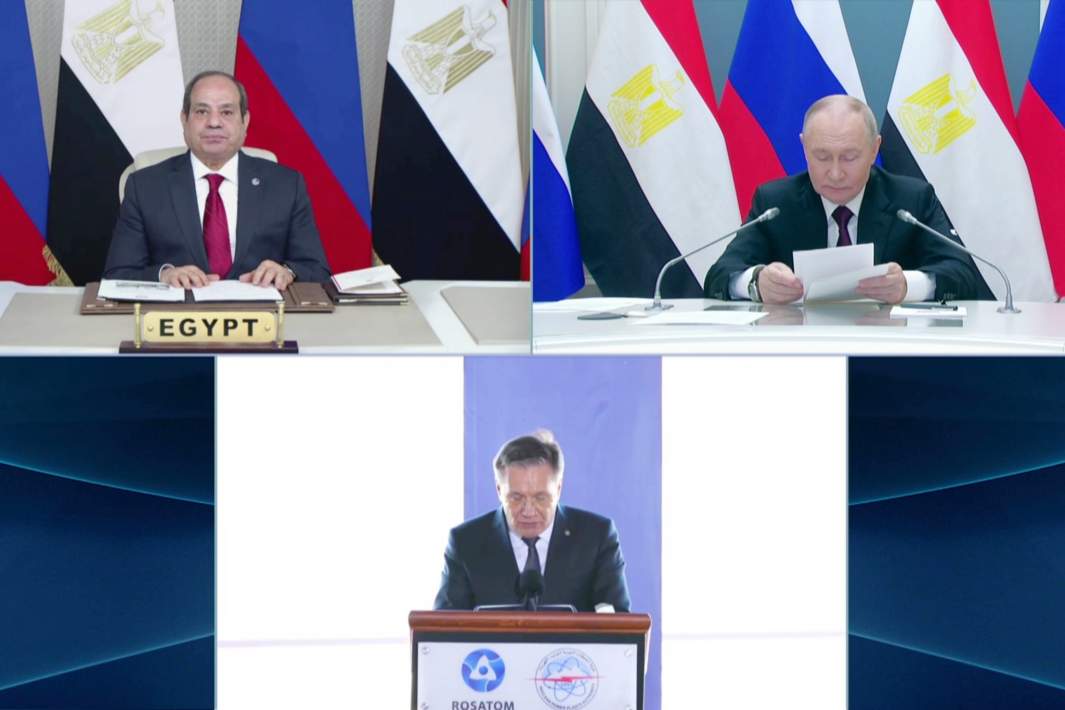 Президент РФ Владимир Путин, президент Египта Абдель Фаттах ас-Сиси и генеральный директор госкорпорации «Росатом» Алексей Лихачев участвуют в режиме видеоконференции в церемонии по случаю установки в проектное положение корпуса реактора первого энергоблока египетской атомной электростанции «Эль-Дабаа»