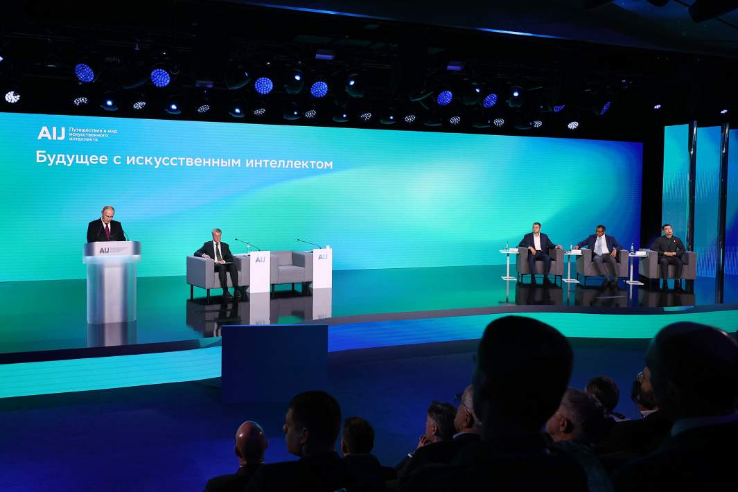 Президент РФ Владимир Путин выступает на пленарной дискуссии "Будущее с ИИ" международной конференции по искусственному интеллекту "AI Journey" в Москве