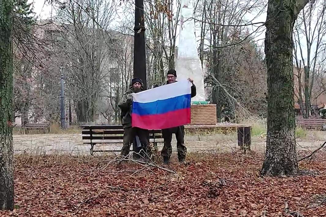 Военнослужащие подразделений группировки войск «Запад» развернули российский триколор в Купянске, территория которого перешла под полный контроль российских военных