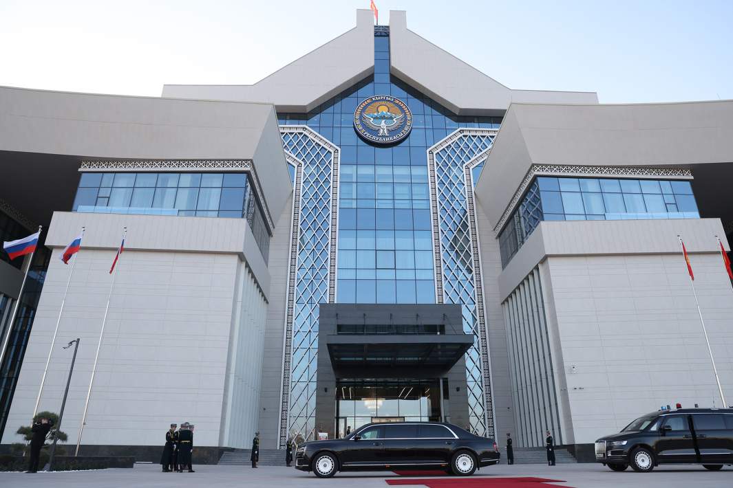 Кортеж президента РФ Владимира Путина в правительственной резиденции "Ынтымак Ордо" в Бишкеке