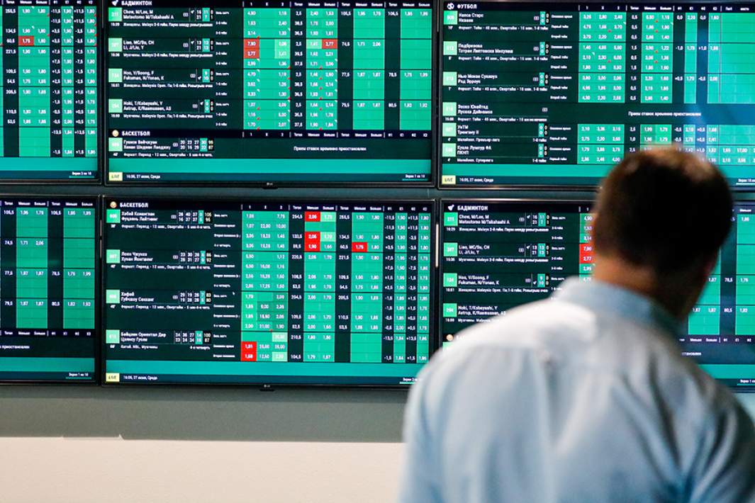 Мужчина смотрит на экраны 