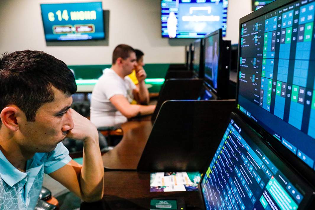 Мужчина смотрит в экран 