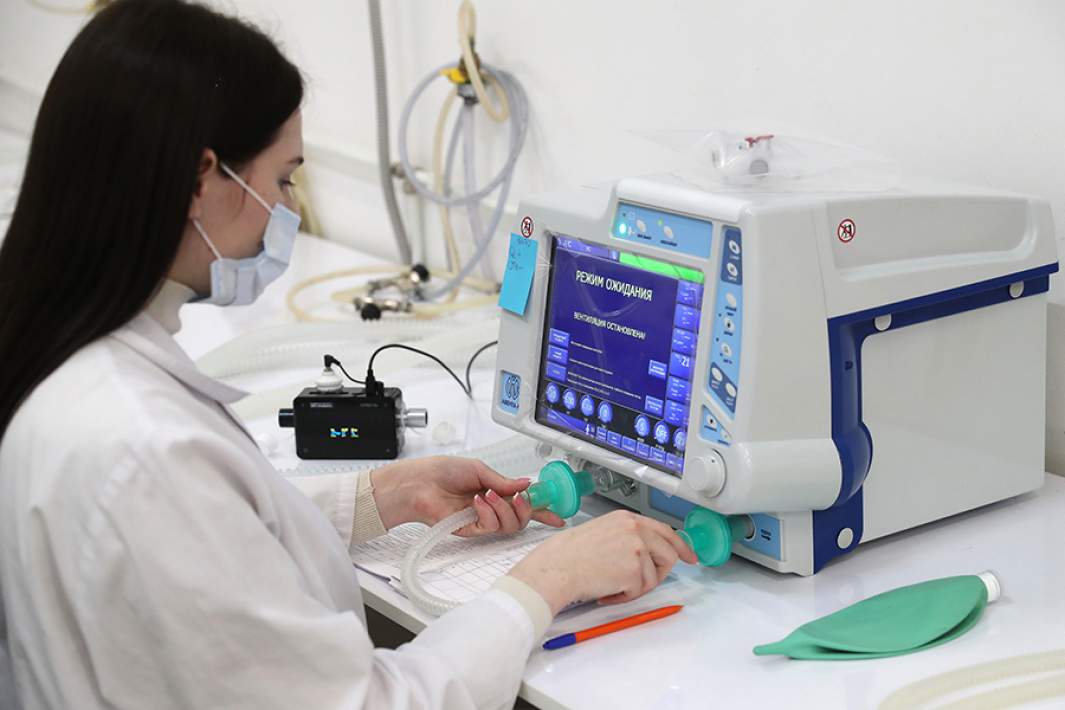 Сотрудник предприятия на линии сборки аппаратов искусственной вентиляции легких на Уральском приборостроительном заводе