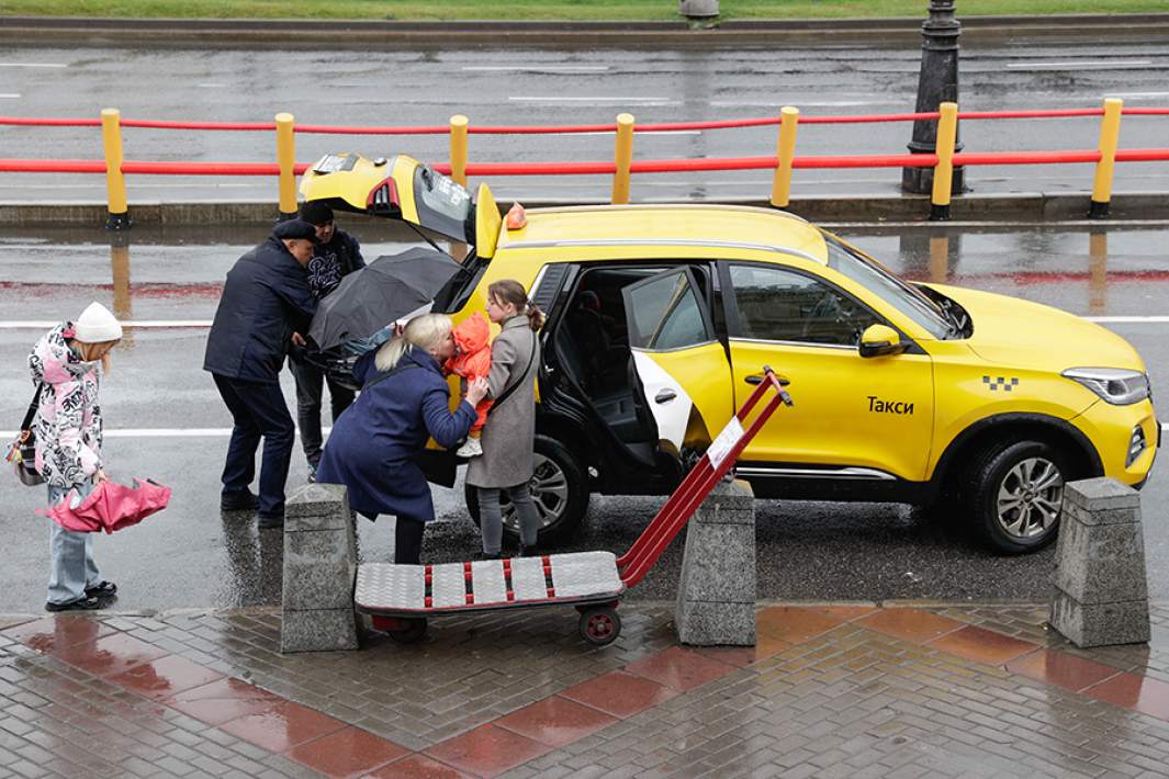 Семья около такси